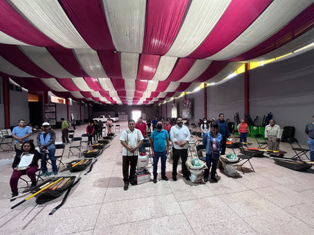Municipio de Santa Cruz Tlaxcala, realiza entrega de paquetes de herramientas, Juego de Baños, lámin