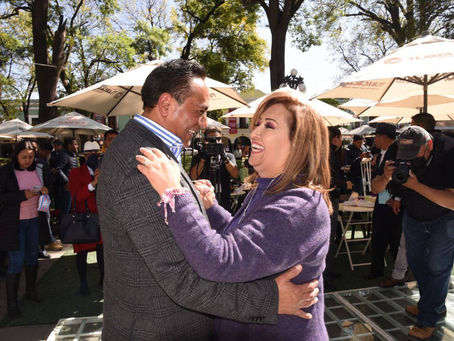 Con sus mejores pasos, la gobernadora Lorena Cuéllar y el alcalde de Tlaxcala, Jorge Corichi