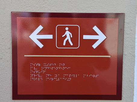 Coloca Ayuntamiento de Tlaxcala placas con nomenclatura braille en el primer cuadro de la capital