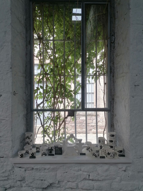 This collection reinterprets Middle Eastern fortune-telling traditions through contemporary ceramic art, creating totemic pie