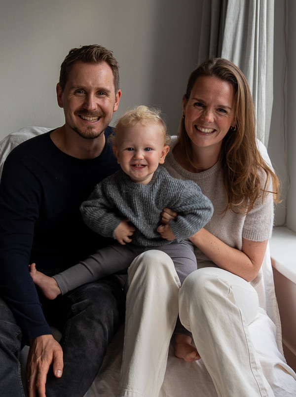 Portretfoto van Bart Molenaar met zijn vrouw en zoon