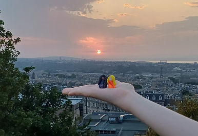 Deux Poupizettes découvrant les paysages d'Écosse lors d'un voyage.