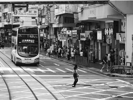 Crossing Hong Kong: Meng Han Yang Captures the Tension of Urban Rhythm