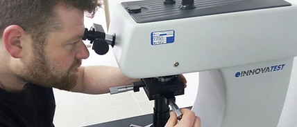 פיטר גלצר מבצע בדיקת קשיות