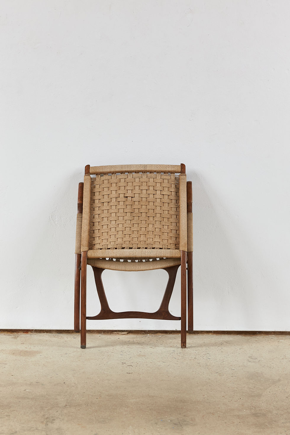 Thumbnail: Designed by Ebert Wels in the 1960s, this folding lounge chair is a well-known example of post-war Scandinavian-inspired desi