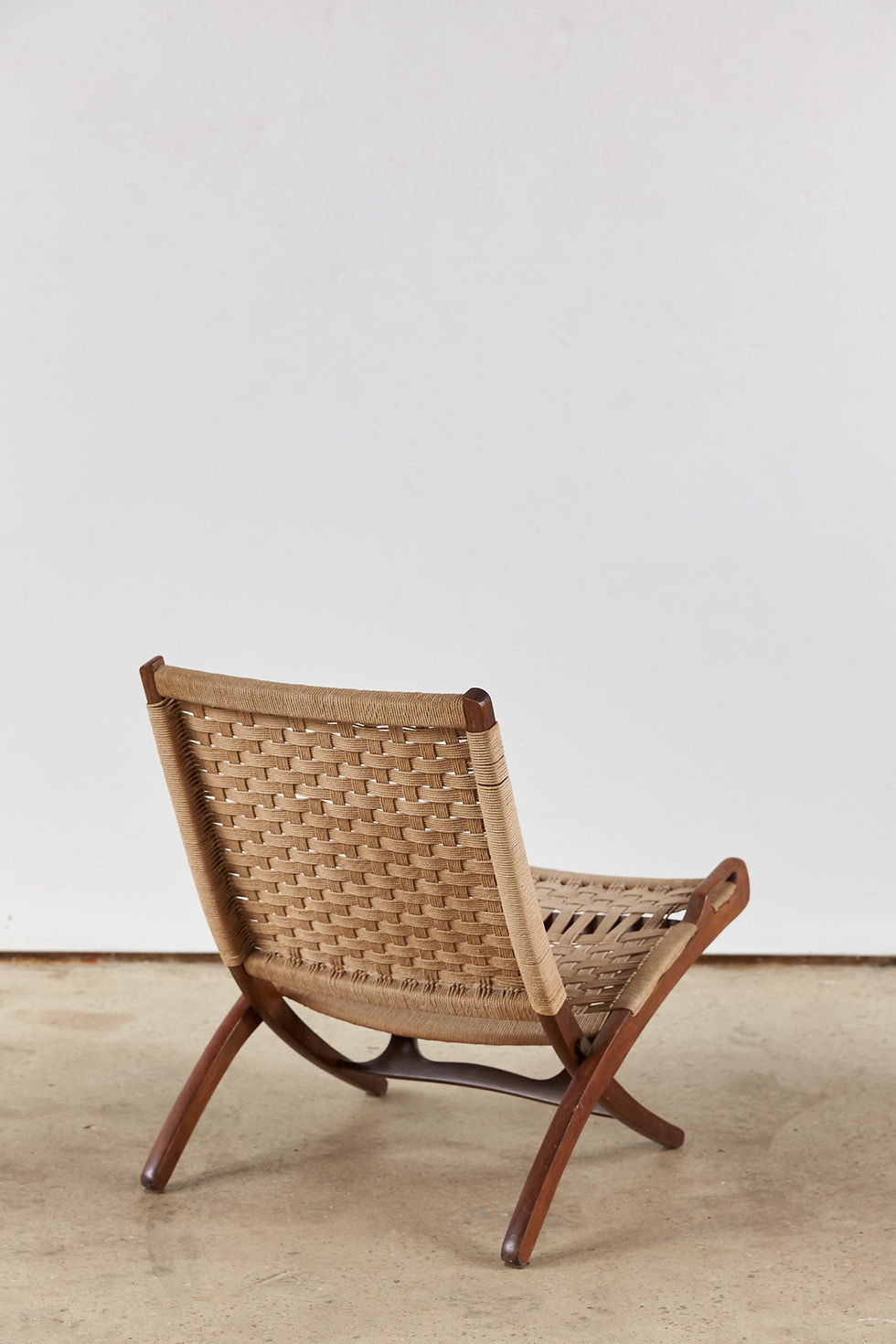 Thumbnail: Designed by Ebert Wels in the 1960s, this folding lounge chair is a well-known example of post-war Scandinavian-inspired desi