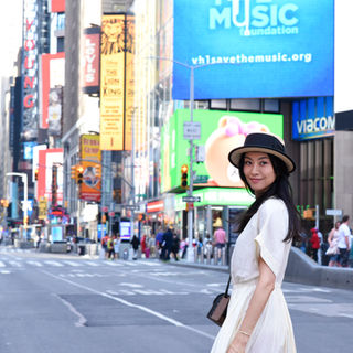 a woman in Times Square, portrait or art photography photographed by NYC photographer Askao Imamura