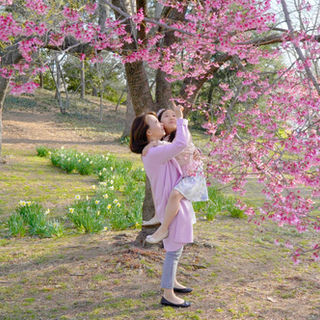 Families photographed by NYC photographer Askao Imamura Central Park, for hire for family Portraits