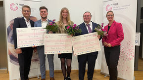 Preisverleihung Nachwuchsforscherpreis 2025 (von rechts nach links): Tanja Alemany (Abteilung Innovationspolitik und Digitale Wirtschaft im Bundesministerium für Wirtschaft und Energie, BMWE), die Preisträger:innen des VIU-Nachwuchsforscherpreises 2025 – Marcus Willbrandt, Tessa-Katharina Hoyer, Dr.-Ing. Sebastian-Paul Kopp – sowie Dr. Uwe Möhring (Vorstandsvorsitzender, Verband Innovativer Unternehmen e. V.). Foto: VIU