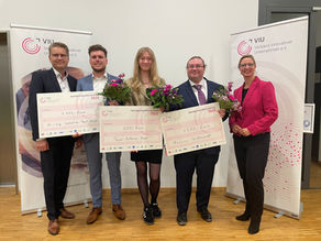 Preisverleihung Nachwuchsforscherpreis 2025 (von rechts nach links): Tanja Alemany (Abteilung Innovationspolitik und Digitale Wirtschaft im Bundesministerium für Wirtschaft und Energie, BMWE), die Preisträger:innen des VIU-Nachwuchsforscherpreises 2025 – Marcus Willbrandt, Tessa-Katharina Hoyer, Dr.-Ing. Sebastian-Paul Kopp – sowie Dr. Uwe Möhring (Vorstandsvorsitzender, Verband Innovativer Unternehmen e. V.). Foto: VIU