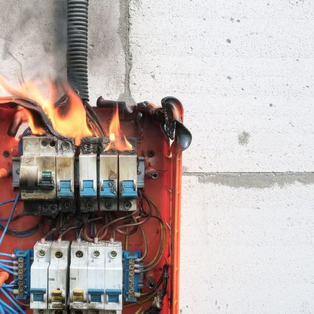 Incêndios por sobrecarga elétrica: dados do Anuário da Abracopel 2025 mostram que fios fora de norma impulsionam mortes e incêndios no Brasil