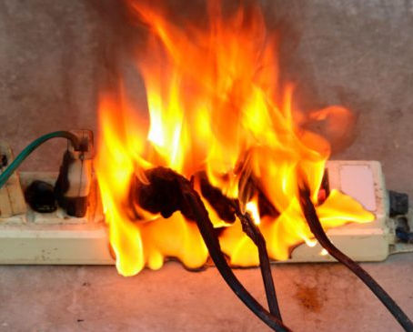 Sobrecargas elétricas ampliam risco de acidentes em residências brasileiras