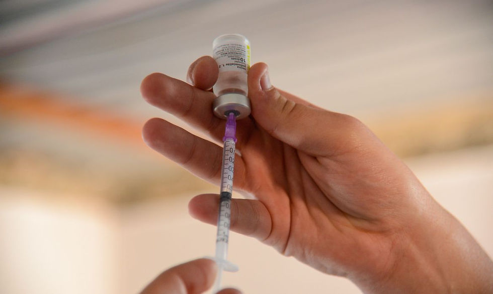 A recomendação de um profissional de saúde está entre os fatores que mais influenciam a decisão de se vacinar durante a gestação. Ainda assim, até entre quem trabalha diretamente no atendimento, o desconhecimento sobre as vacinas recomendadas pode ser uma barreira à imunização. Foto: Reprodução/Internet