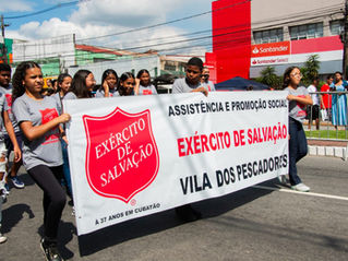 O Exército de Salvação participa do desfile de aniversário da cidade de Cubatão/SP