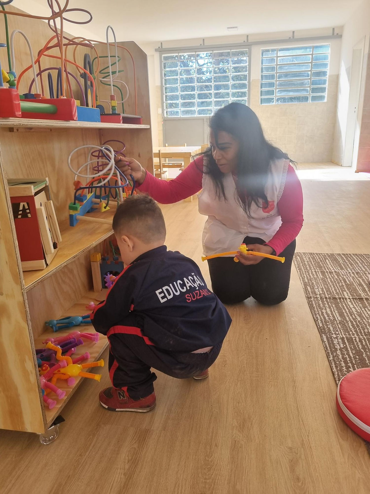 Educadora e usuário na sala sensorial