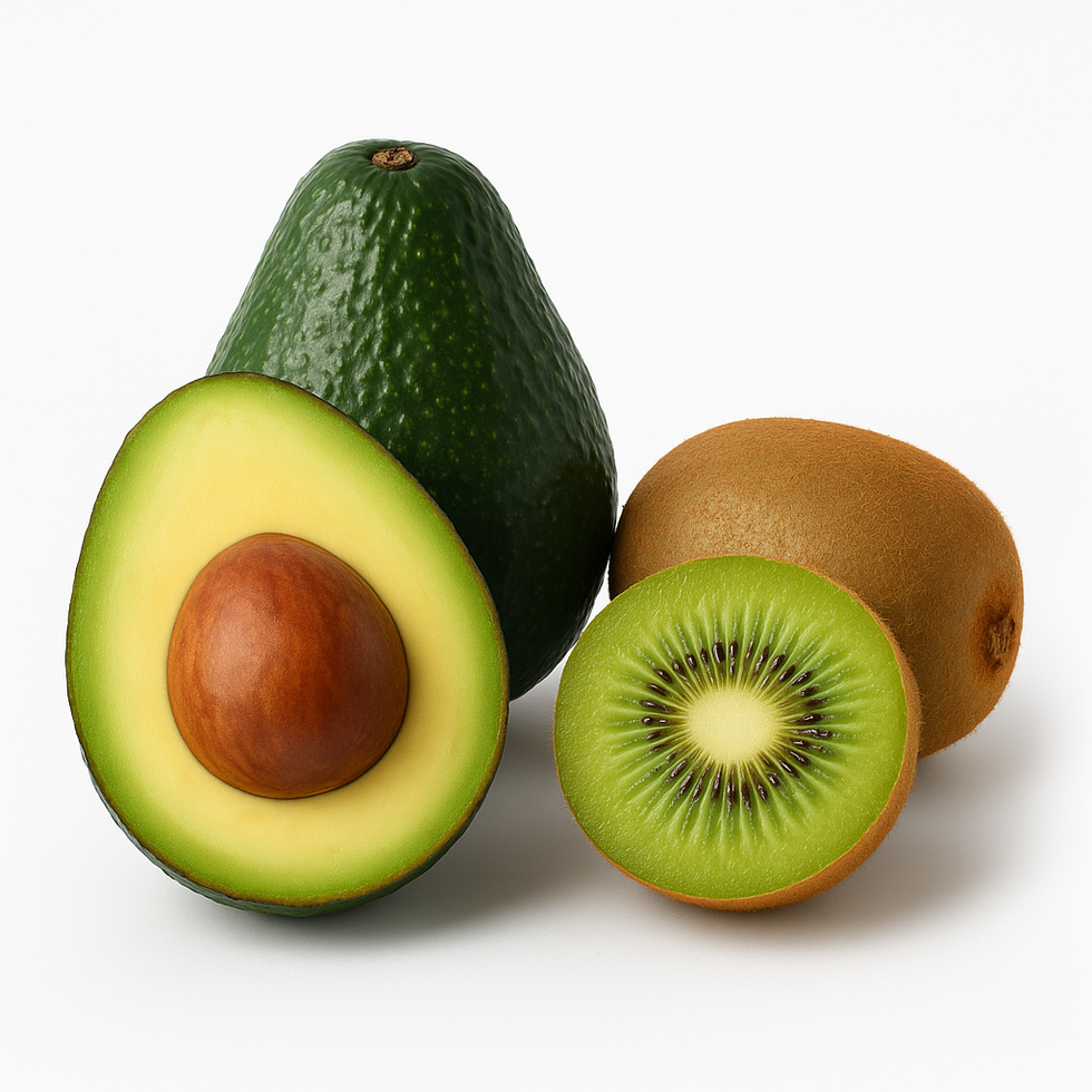 Avocado e kiwi tagliati su fondo bianco.