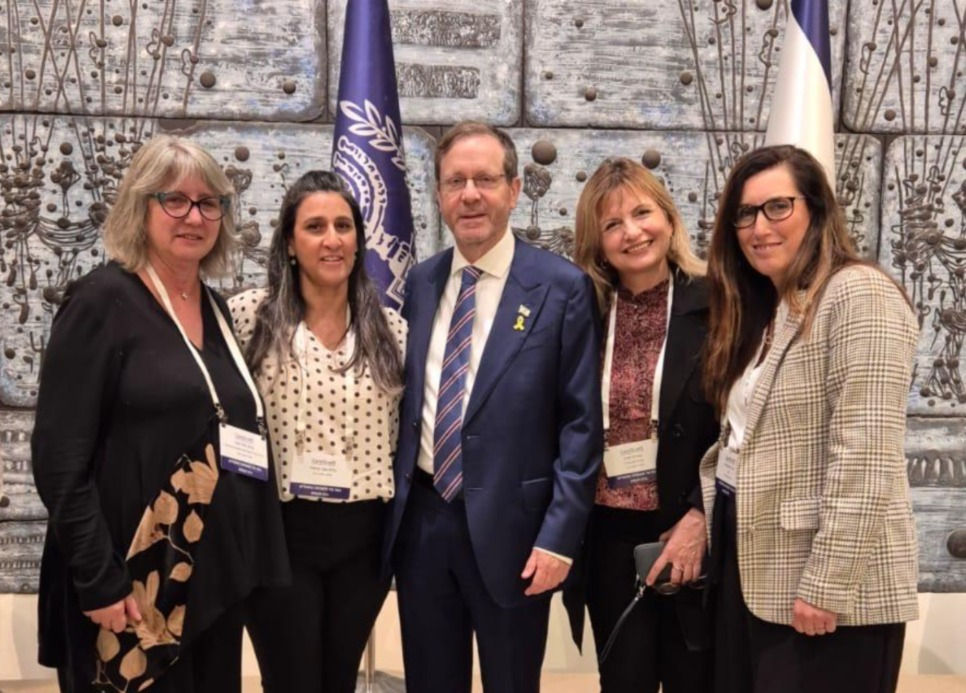 Mali Rubinstein, Orit Horn, le président Isaac Herzog, Galit Shebo Mahasri et le professeur Pia Raanani. Crédit : Bureau du porte-parole présidentiel