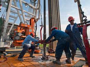 American oil drillers' output could top Saudi Arabia and rival Russia by 2019, US forecast shows