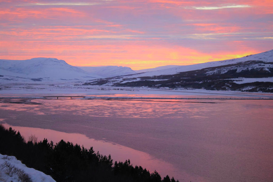 Eyjafjörður þann fyrsta janúar 2019. Á þessum árstíma er sólin svo lágt á lofti við fjörðinn að sólarupprás og sólarlag renna saman í eitt. Mynd: Sig.A.