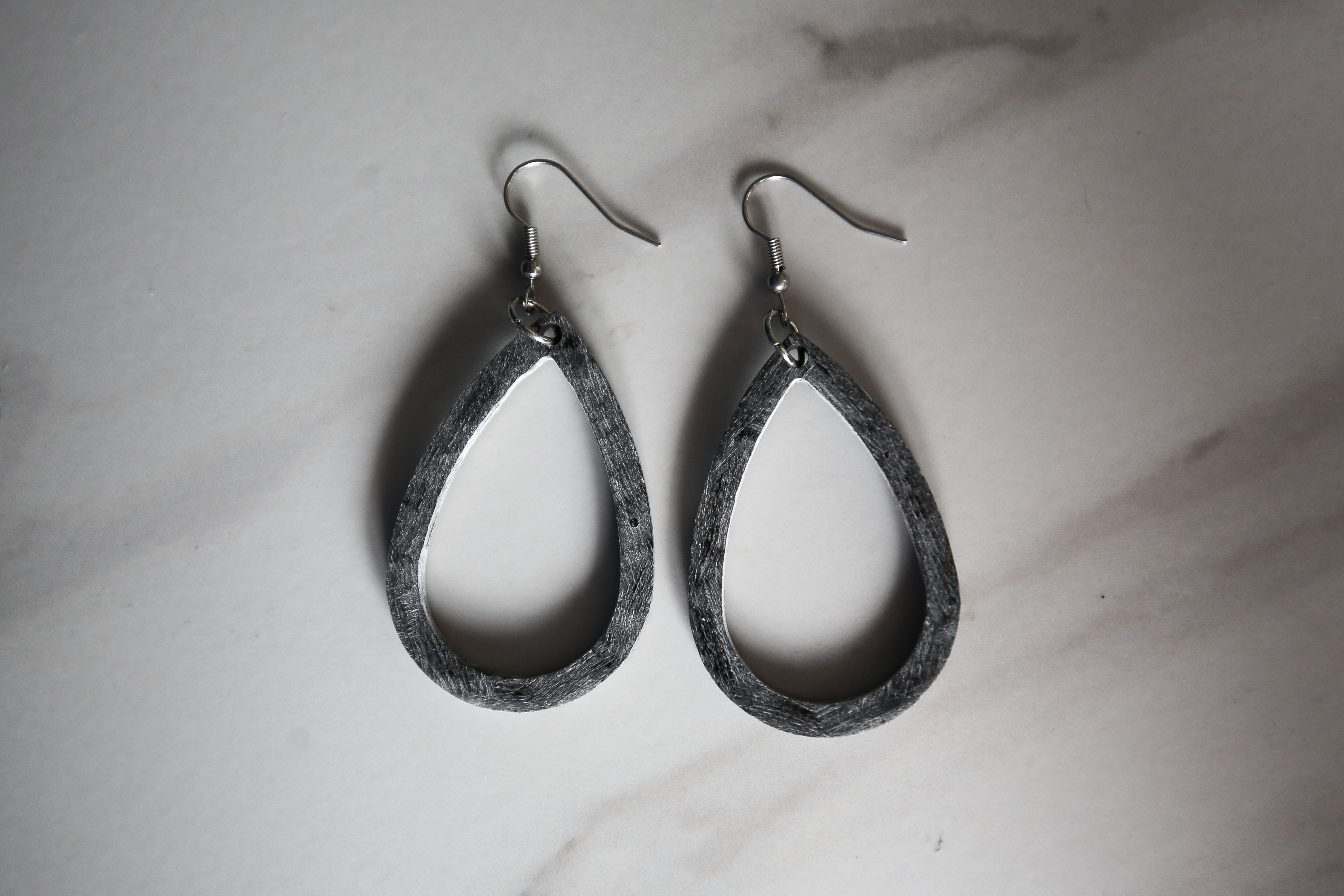 Distressed Black/Gray Hollow Teardrop Hooks