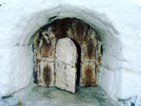 Eingang in ein traditionelles Eis-Haus in Lappland