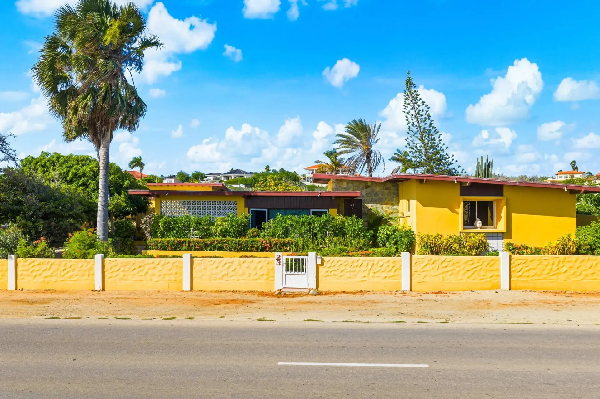 Walk to the Beach – 3-Bedroom Villa in Malmok