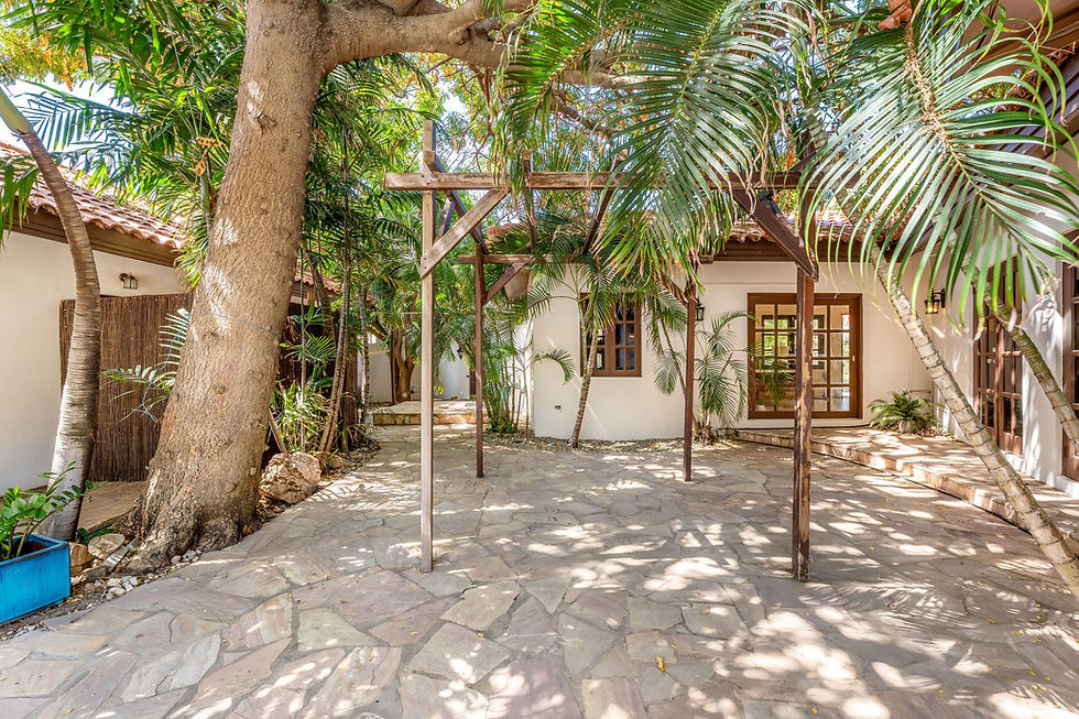 Thumbnail: Opal, Noord Spacious 4-Bedroom Home with 2 Rental Apartments