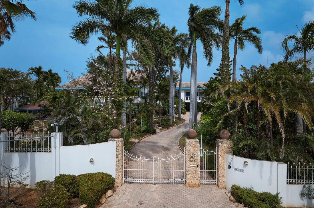 Boegoeroei 7-Bedroom Hilltop Estate With Panoramic Views