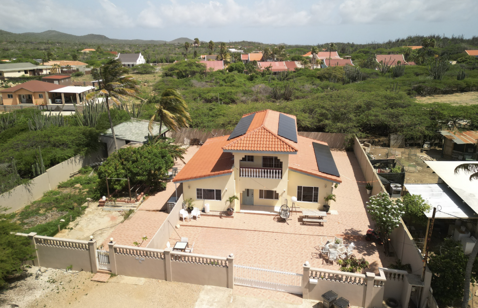 Santa Cruz – 5-Bedroom Home with Apartment & Solar Panels