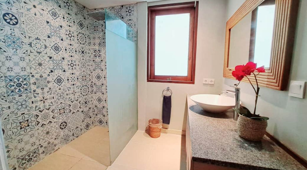 Bingin Beach House Bali - Family sized central bathroom