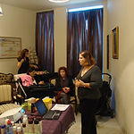 גילה פרץ יועצת שינה בהרצאה לאימהות בנושא שינת תינוקות