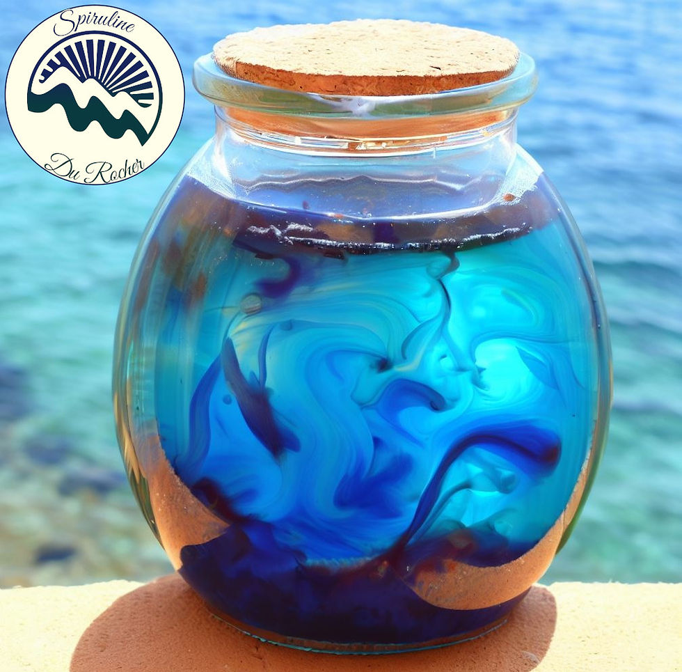 Phycocyanine issue de la spiruline dans un bocal en verre, illustrant ses bienfaits pour la santé et son éclat bleu naturel.