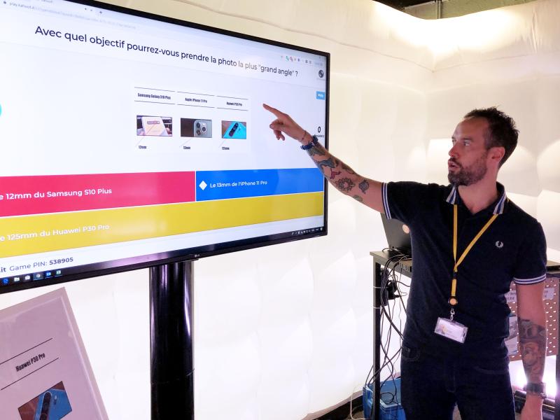 erik collard linkedin booth with team at Telenet HardwareDays event demonstrating smartphone training