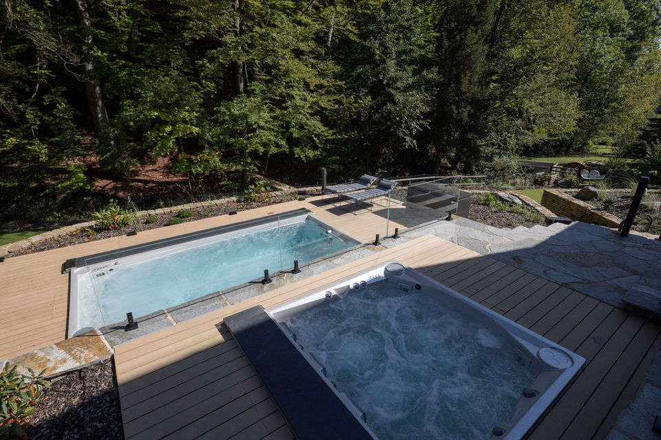 Piscine et jacuzzi extérieurs sur une terrasse en bois, ALC Concept