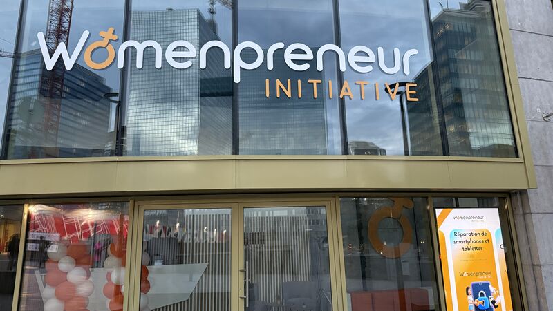 erik collard linkedin Womenpreneur-Initiative logo with inverted female gender symbol on Brussels-North station