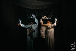 "За туманам нічога ня відна, Толькі відна дуба зелянога"...