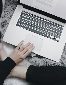 Mujer con una computadora
