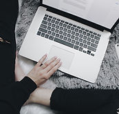 Frau mit Computer