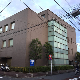 否応無く固い場所へ