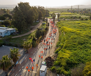 צילום אוויר של אנשים רצים בתחרות ריצה