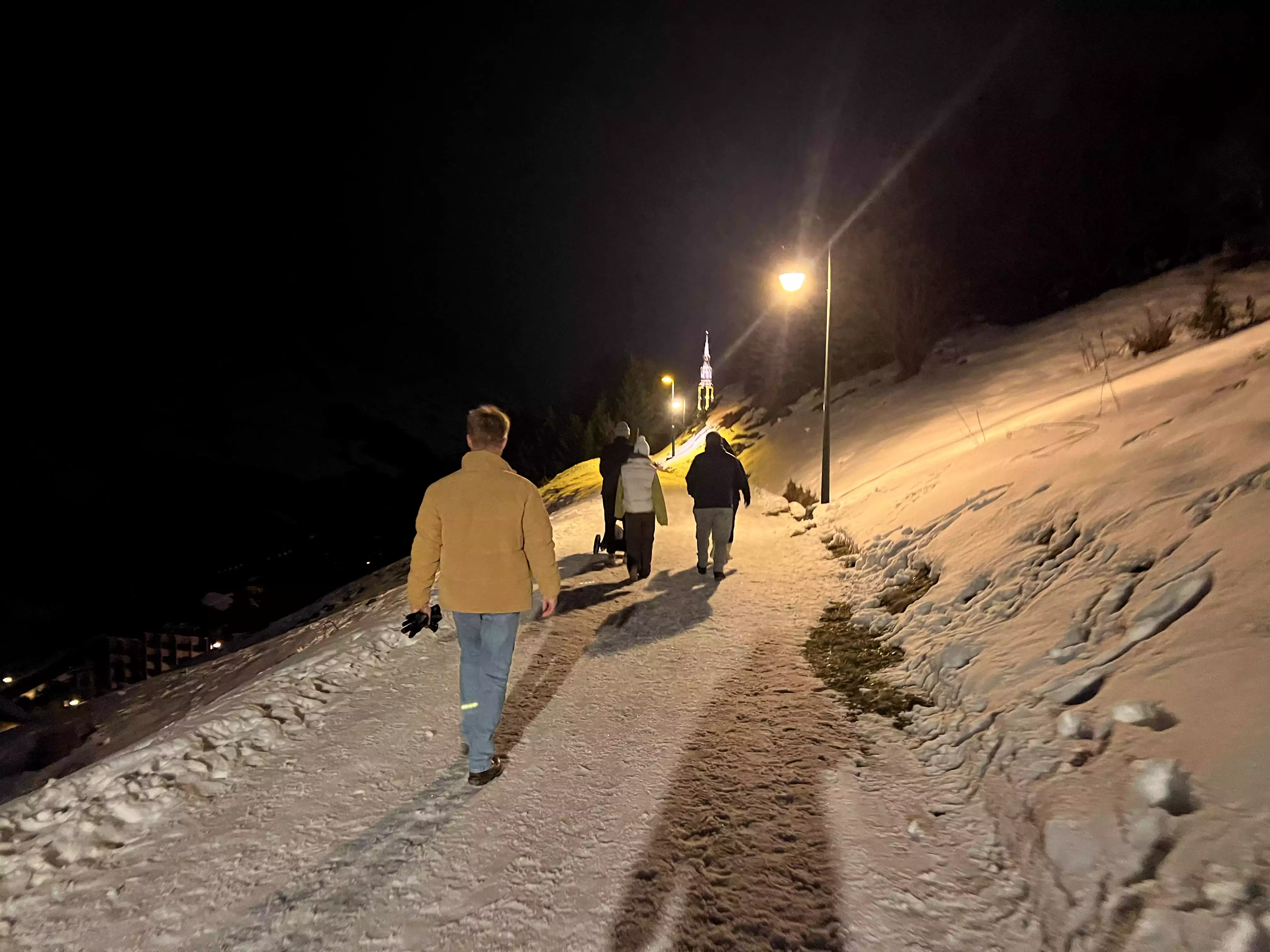 Avondwandeling in Les Menuires met 4 mensen die wandelen over een pad met sneeuw