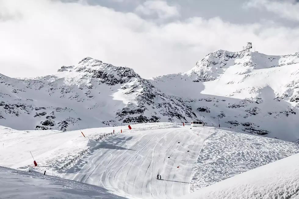 Brede, rustige skipiste in skigebied Les 3 Vallees omringd door besneeuwde bergtoppen.