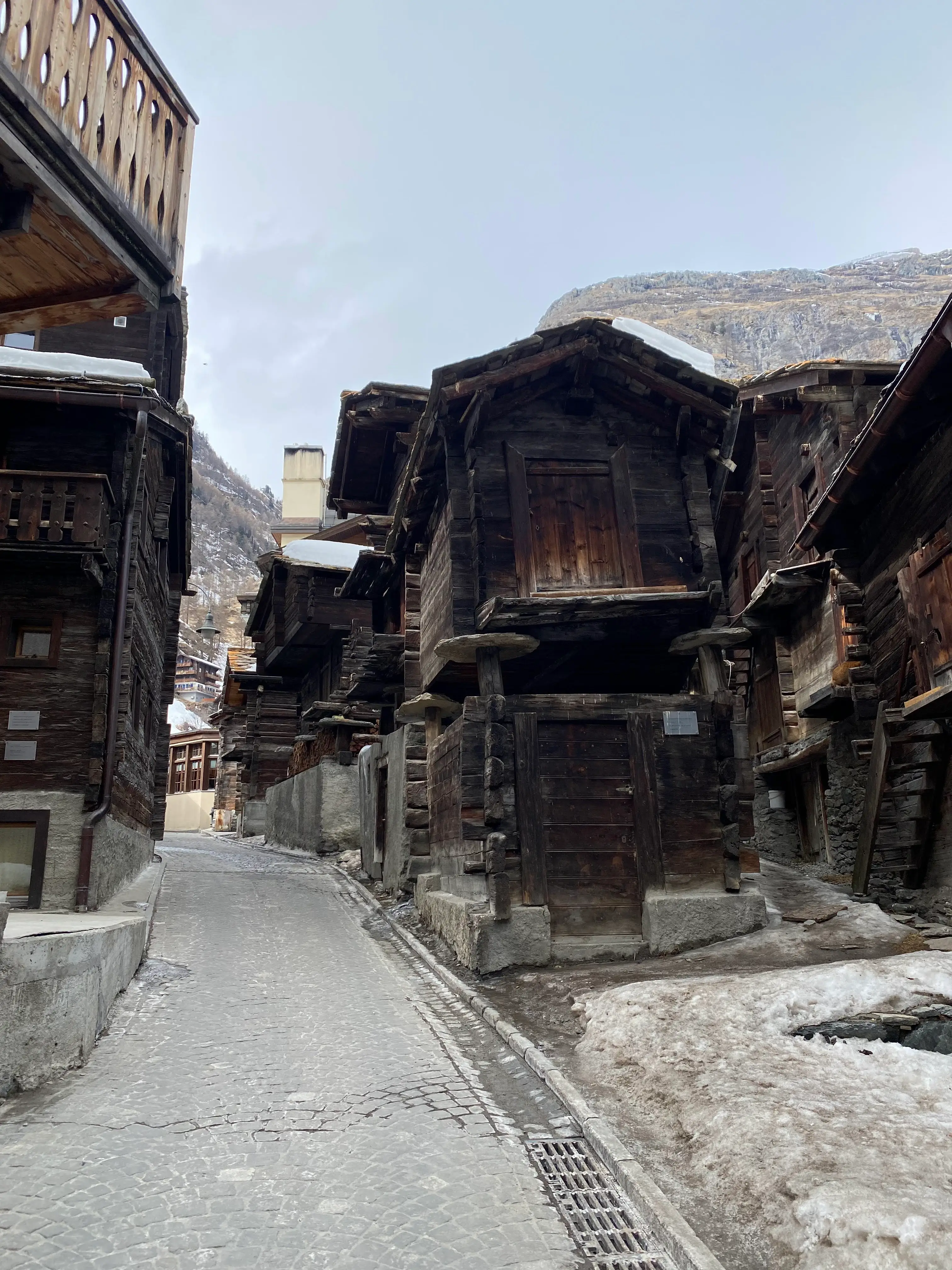 Zermatt dorp met houten huisjes
