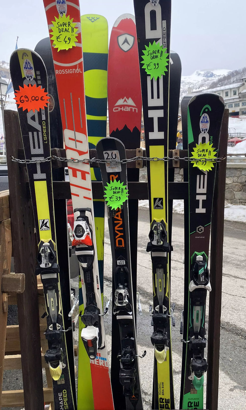 Ski's in een rek met prijs aanbiedingen erop geplakt