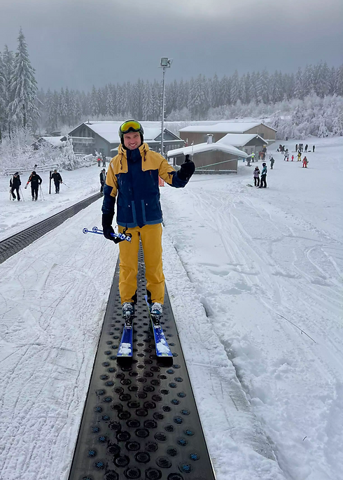 Rene (de auteur) op loopband skilift in Winterberg met aan de zijkant de oefenpiste voor beginners