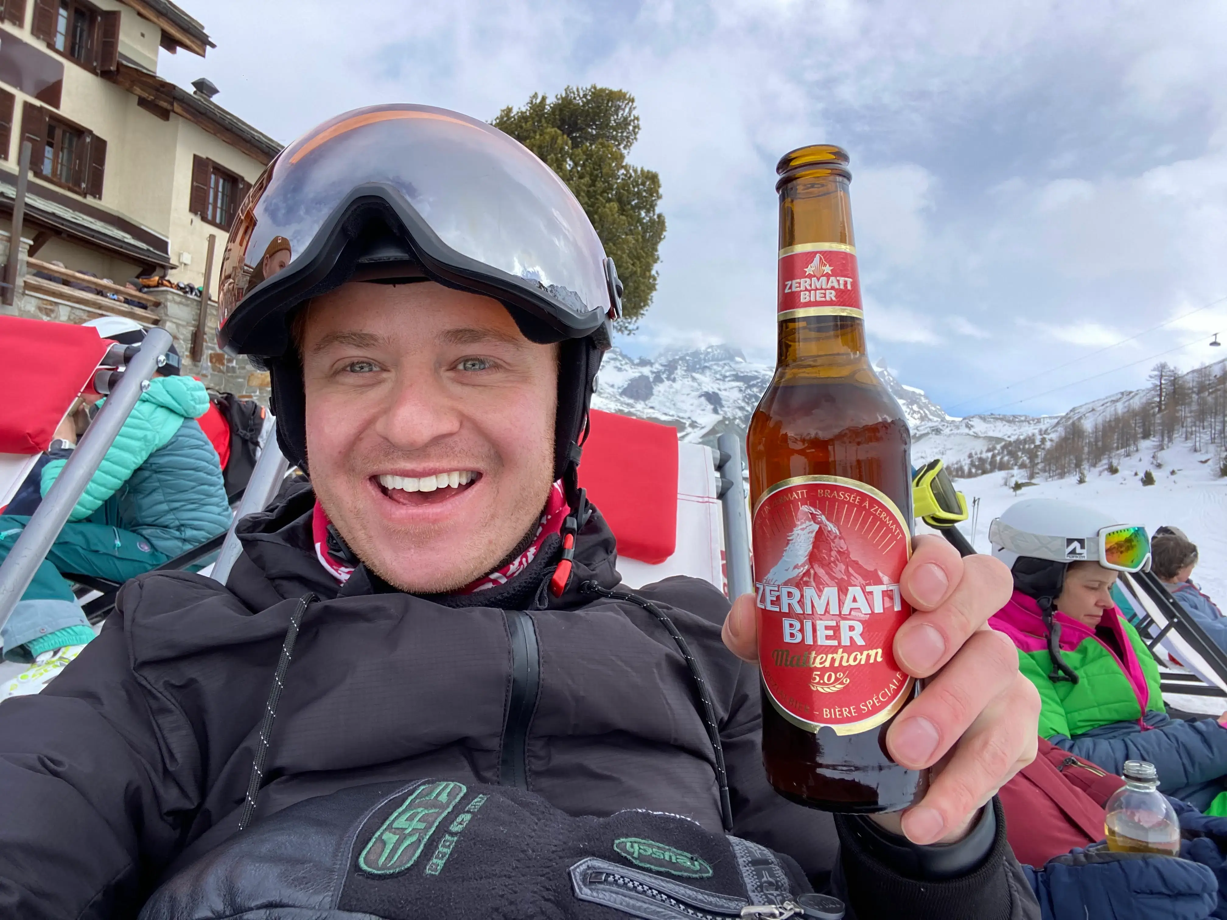 Man drinkt Zermatt bier