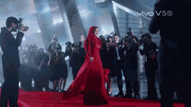 siti-nurhaliza-red-carpet.gif