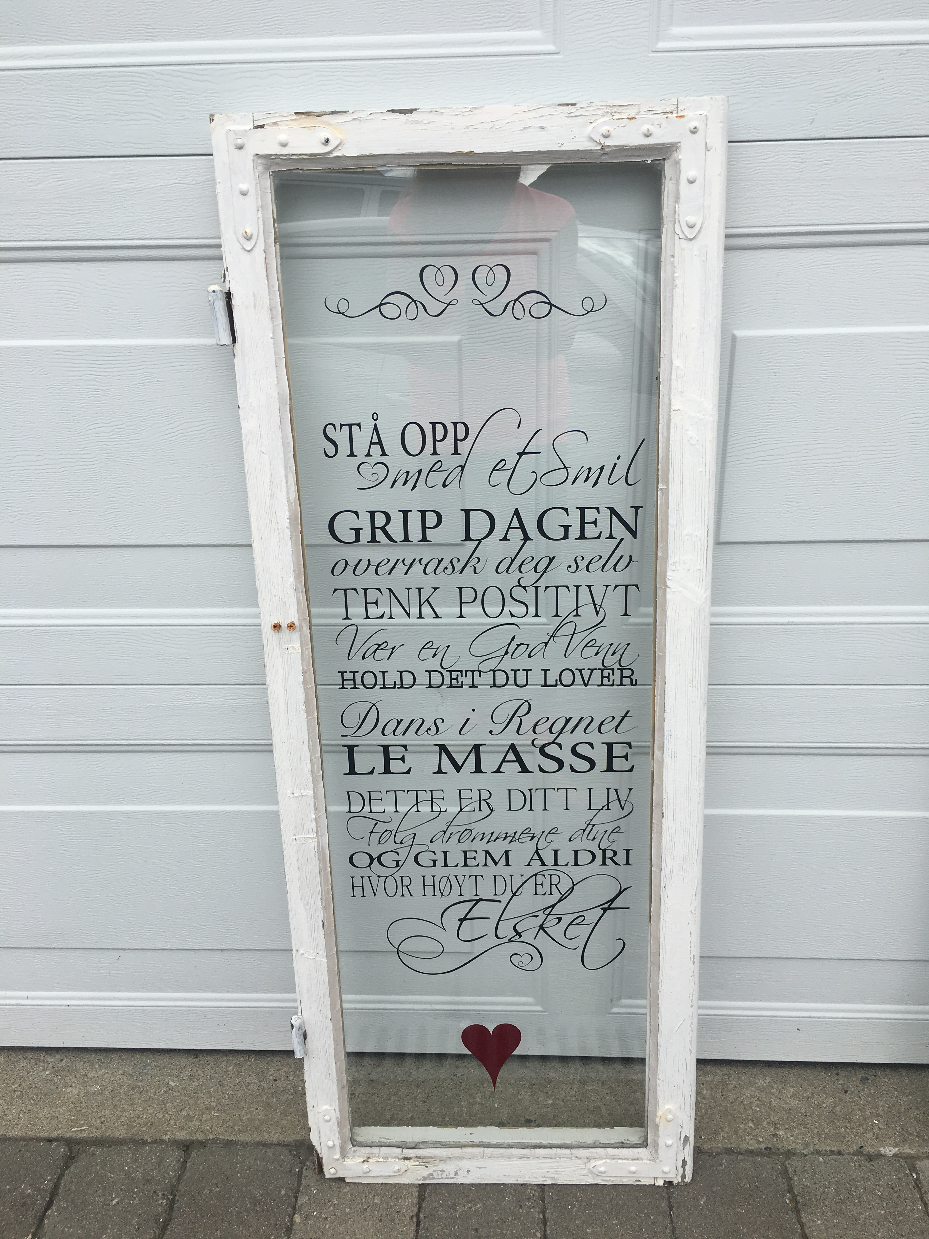 Antikke gamle vinduer med dekor