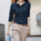 Mulher usando camisa social azul marinho e calça bege.
