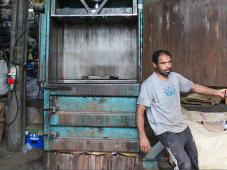 Trabalhador atuando em galpão de reciclagem